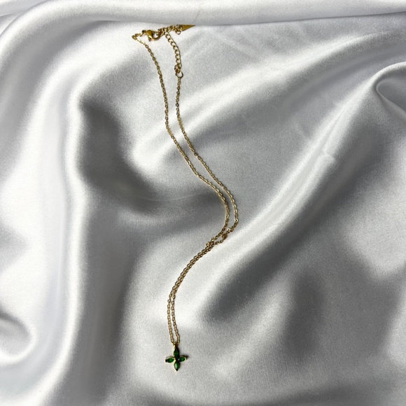 Anuli | Stainless Steel Cubic Zirconia Clover Minimalist Necklace - Picture 3 of 4